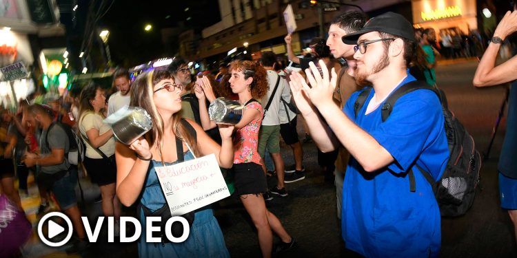Estudiantes de Filosofía y Letras realizaron un cacerolazo por presupuesto universitario