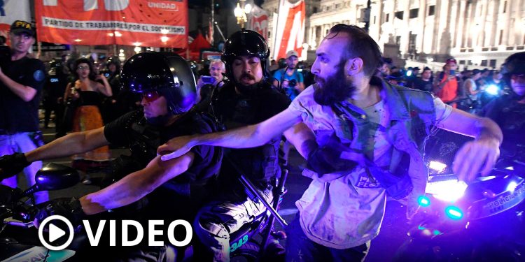 Fuerzas de seguridad avanzaron sobre manifestantes que hacían la vigilia en el Congreso