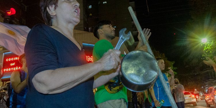Impulsan cacerolazo por la educación en Acoyte y Rivadavia