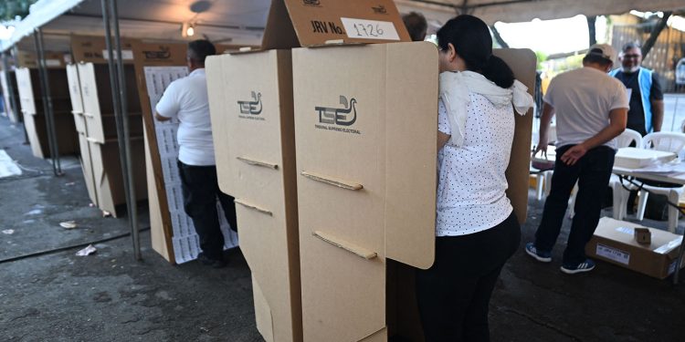 La oposición salvadoreña analiza pedir la repetición de las elecciones legislativas