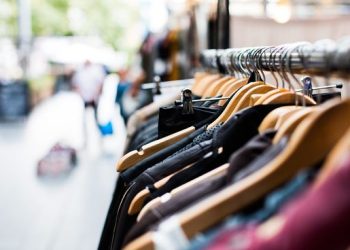 Las ventas de comercio y servicios cayeron 1,4% interanual en el último trimestre de 2023