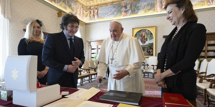 Los detalles del primer encuentro de Milei y Francisco en el Vaticano