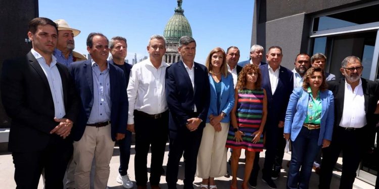 Los intendentes plantaron bandera en CABA por los subsidios al transporte y reclamaron diálogo con el Gobierno