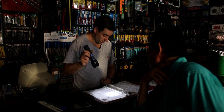 Más de 16.000 usuarios siguen sin luz en el AMBA por la alta demanda