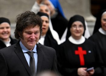 Milei saludó a Francisco y participó de la misa de canonización de Mama Antula