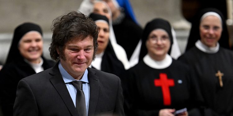 Milei saludó a Francisco y participó de la misa de canonización de Mama Antula