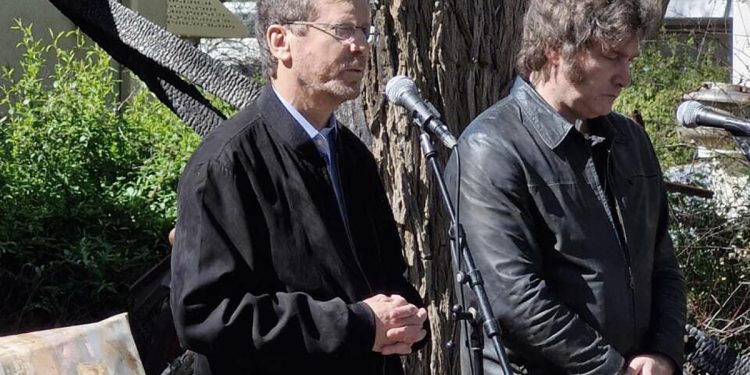 Milei visitó en Israel el Kibutz Nir Oz, población que sufrió el ataque de Hamas