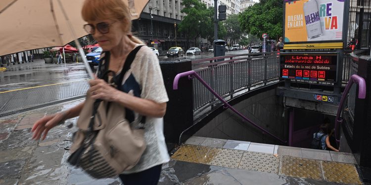 Por la lluvia, se suspendieron las líneas de subte, se derrumbó una obra en caballito y se inundaron varias escuelas