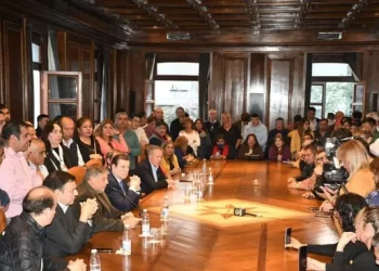 Santiago del Estero: Zamora da aumento a estatales del 100% y bono de $110 mil