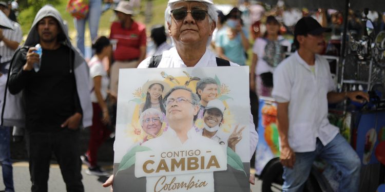 Seguidores de Petro marcharon a la Corte Suprema, que denunció un “bloqueo violento”