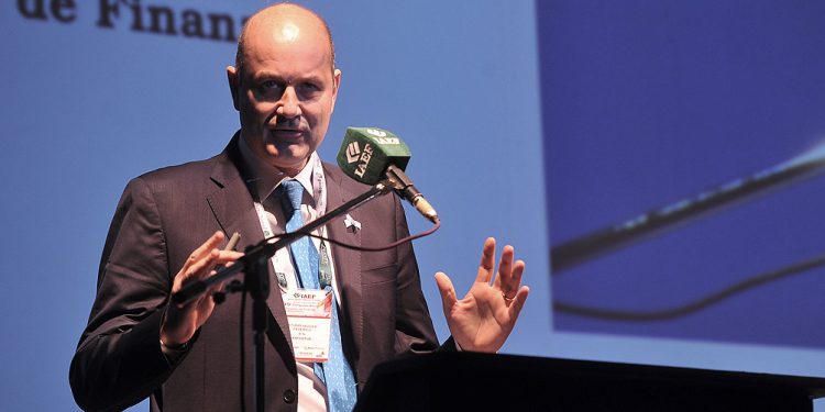 Sturzenegger: el objetivo del DNU es aumentar la competitividad en la economía