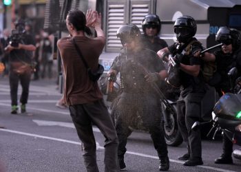 Tercera jornada consecutiva con choques entre policías y manifestantes fuera del Congreso