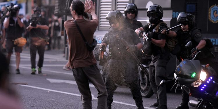 Tercera jornada consecutiva con choques entre policías y manifestantes fuera del Congreso