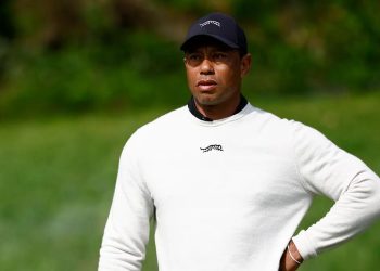 Tiger Woods volvió al circuito PGA, pero lejos de su brillo