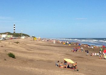 Vamos a la playa: las olas, el viento, el verano y los dinosaurios