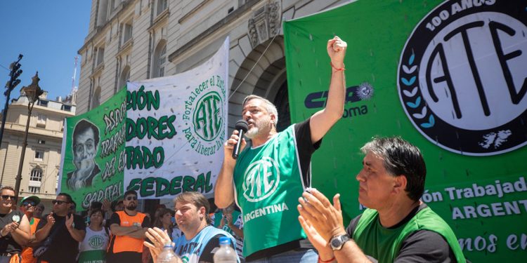 Aguiar: «Presidente, si dispone echar 70 mil personas, esa decisión se lo va a llevar puesto»