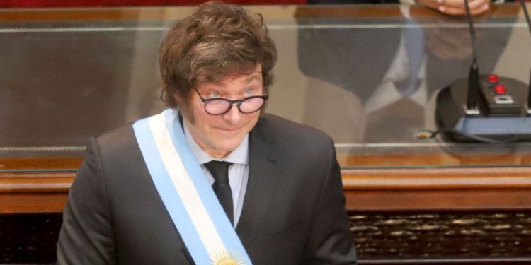 Cae la imagen de Javier Milei y el 90% considera que el ajuste “lo estamos pagando todos”