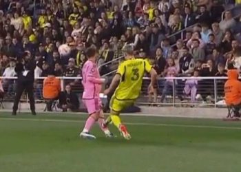 Casi lo parten: el terrible planchazo que recibió Messi y no fue roja