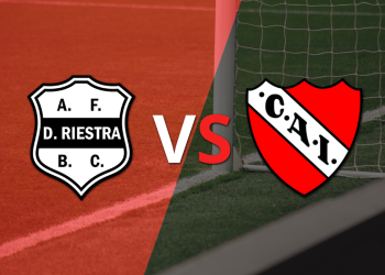 Comienza el partido entre Dep. Riestra e Independiente en el estadio Guillermo Laza
