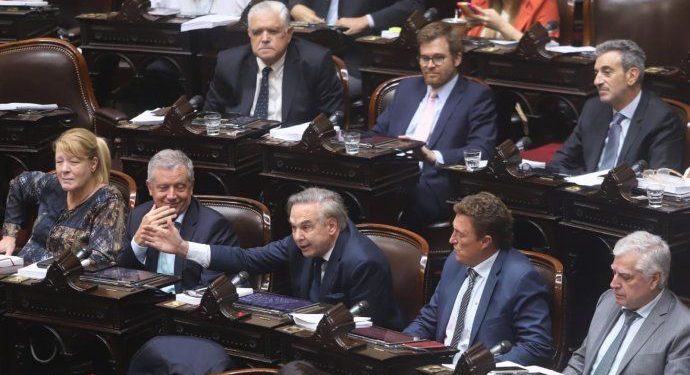 Diputados de la UCR presentaron proyecto para garantizar financiamiento universitario