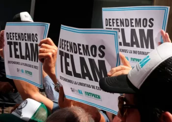 Los trabajadores reclamaron “No al cierre de Télam” junto a sus familias y el gobierno abrió retiros voluntarios