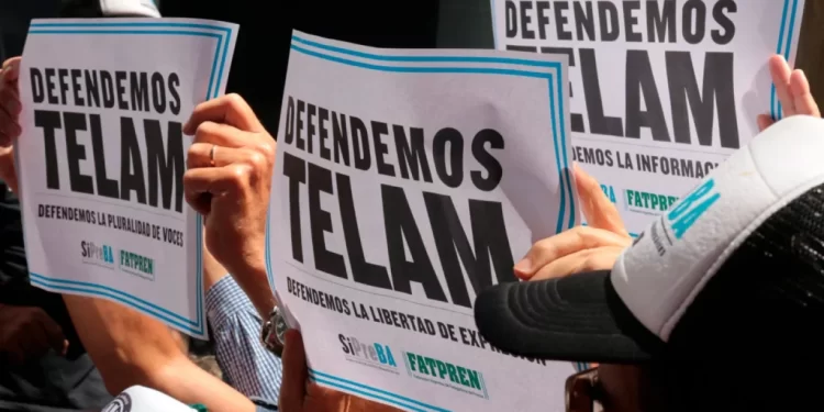 Los trabajadores reclamaron “No al cierre de Télam” junto a sus familias y el gobierno abrió retiros voluntarios