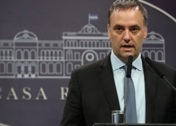 Más recortes: Gobierno despidió a dos funcionarios que cobraban miles de dólares desde Miami y París