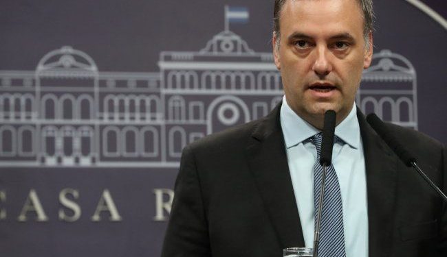 Más recortes: Gobierno despidió a dos funcionarios que cobraban miles de dólares desde Miami y París