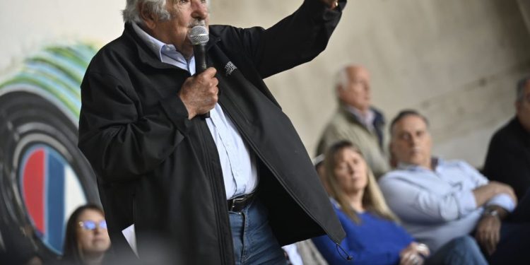 Mujica cuestionó el régimen de Venezuela y le retrucaron: “Métase sus opiniones por dónde les quepan”