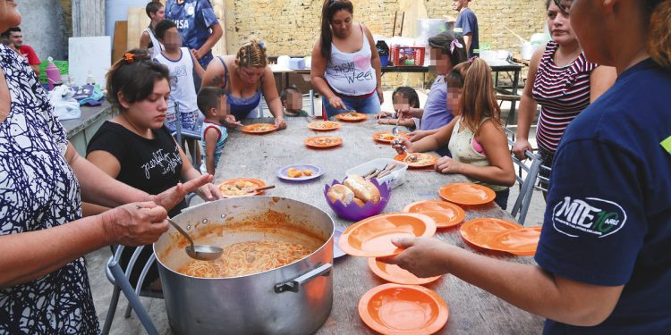 Reclaman citar al Congreso a Pettovello por el corte de alimentos a comedores comunitarios