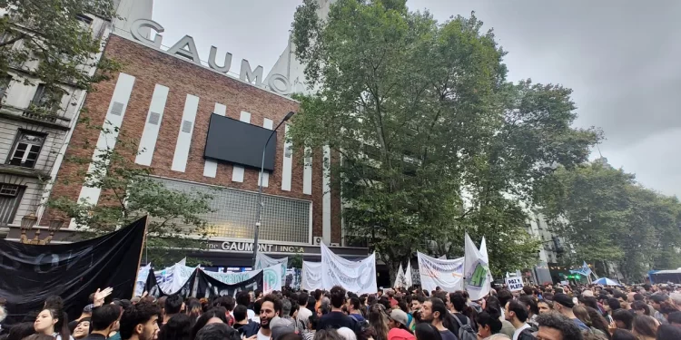 Recortes en el INCAA: organizaciones culturales se manifestaron contra el “ataque al cine nacional”