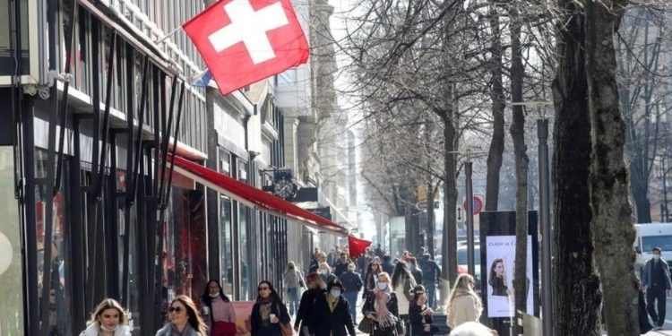 Referéndum en Suiza aprobó pagar un “aguinaldo” a jubilados y frenó aumento de la edad de retiro