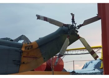Repararon en la Antártida el helicóptero accidentado