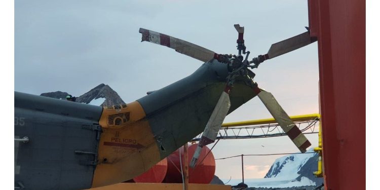 Repararon en la Antártida el helicóptero accidentado