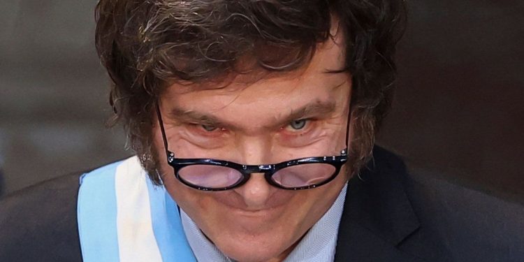 The Economist analizó los 100 días del Gobierno: calificó a Javier Milei de “outsider irascible” y prevé que la economía caerá 4% este año