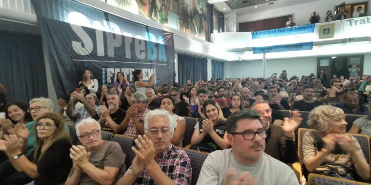 Una masiva asamblea de Télam en la CGT rechazó en forma unánime el plan de retiros voluntarios