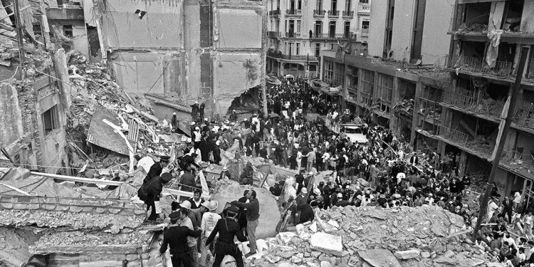 AMIA: lisonjas, reducción de penas y excusas para beneficiar a Galeano