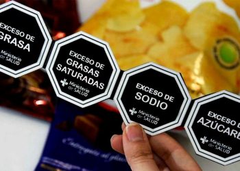 Ante la ausencia estatal, la Sociedad de Pediatría pide a los kioscos escolares que no ofrezcan alimentos con octógonos negros