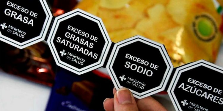 Ante la ausencia estatal, la Sociedad de Pediatría pide a los kioscos escolares que no ofrezcan alimentos con octógonos negros