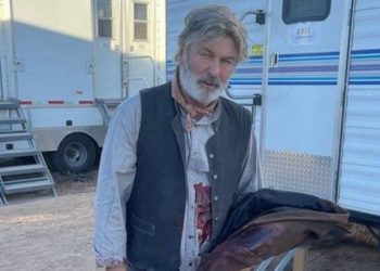 Condenaron a 18 meses de prisión a la armera que le dio una pistola cargada a Alec Baldwin en “Rust”