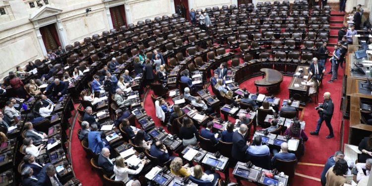Diputados de la oposición insisten para debatir el DNU de Javier Milei
