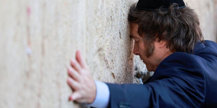 El director del Centro Ana Frank criticó a Javier Milei: “Buscar protagonismo incrementa el riesgo de los judíos”