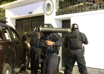 El gobierno rechazó la irrupción de la policía ecuatoriana en la Embajada de México