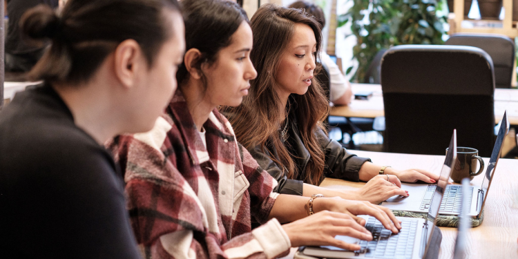 El poder transformador de la inclusión de niñas y jóvenes mujeres en la tecnología