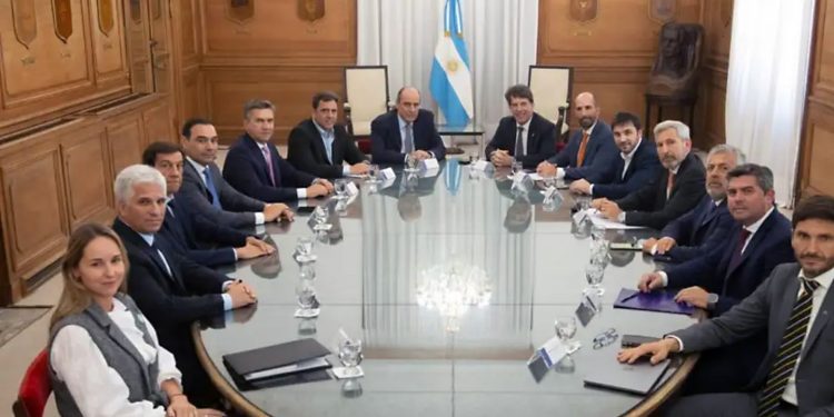En Casa Rosada, gobernadores de JxC propusieron subir el piso de Ganancias y respaldar la Ley Bases
