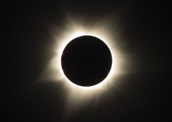 Escribe “eclipse solar” en Google y sorpréndete
