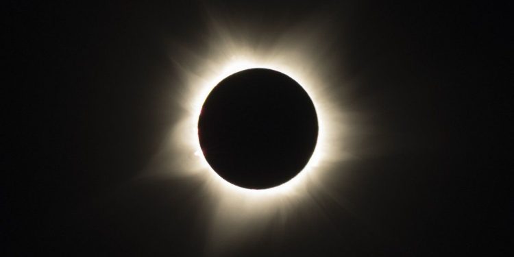 Escribe “eclipse solar” en Google y sorpréndete