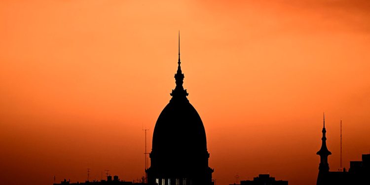 Fin de la polémica por las tabacaleras en la Ley Bases con la aprobación de la suba de impuestos al sector