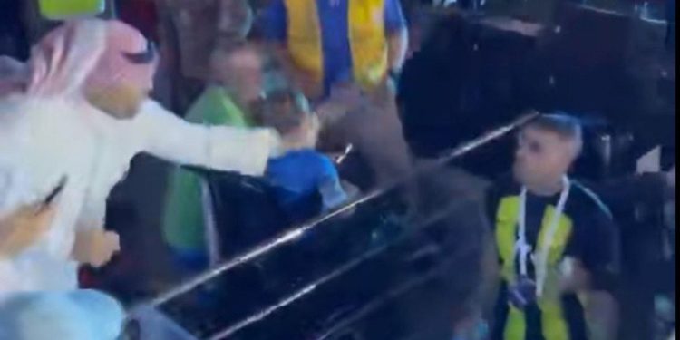 Insólito: hincha del equipo de Marcelo Gallardo le pegó latigazos a un jugador de su equipo