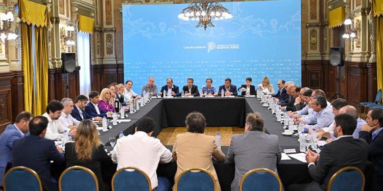 Intendentes radicales le pidieron apoyo a Kicillof para impulsar ley que congele el precio de medicamentos